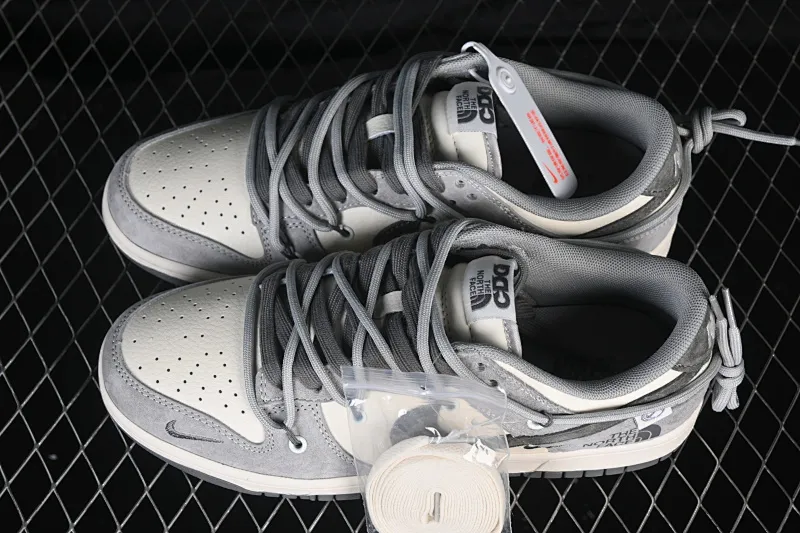 All categories Nk SB Dunk Series Nk SB Dunk Low High-end customized low-top sneakers Nike SB Dunk Low North Face co-branded rice gray pig leather strap Anniversary high-end customized low-top casual sneakers JP2026-102